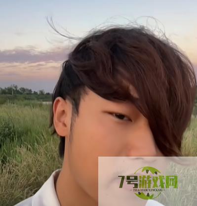 左眼忘记你，右眼记住你是什么梗